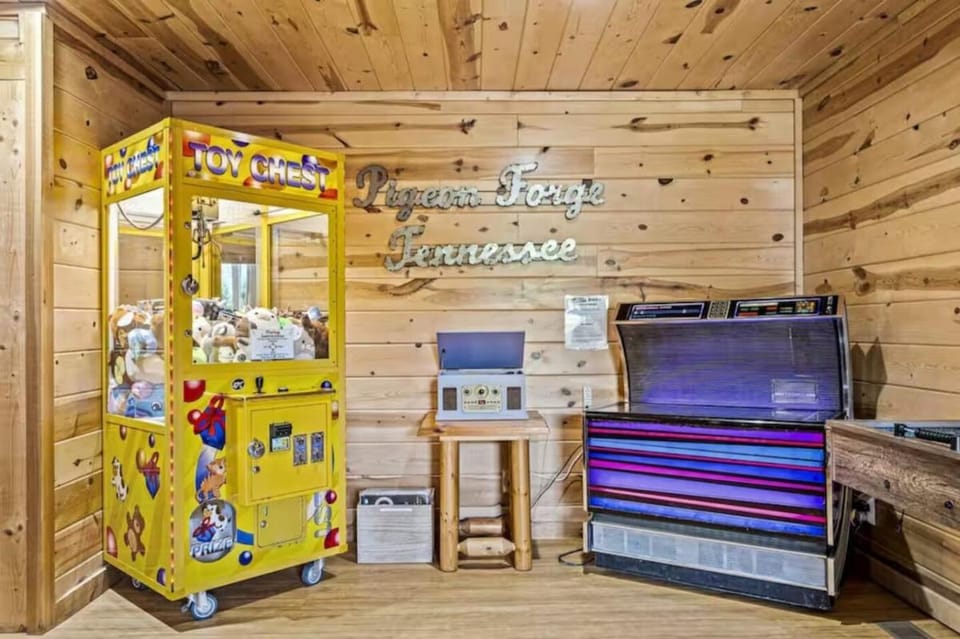 Pinewood Lodge by Beyond Expectations w Hot Tub House in Pigeon Forge