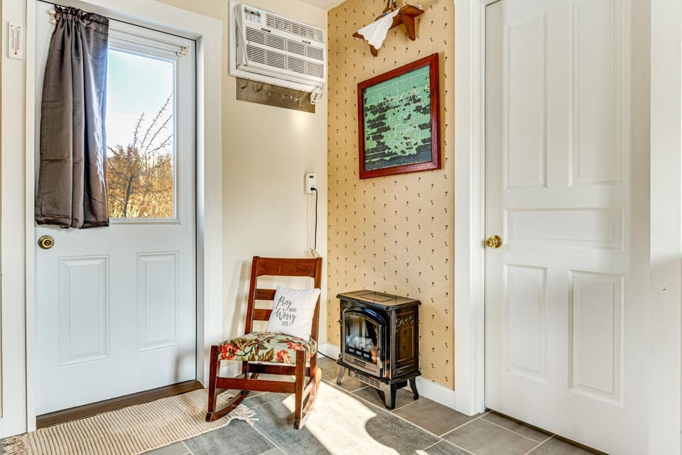 Fishing Pond + Trails: Outdoorsy Delphi Studio Apartment in Indiana