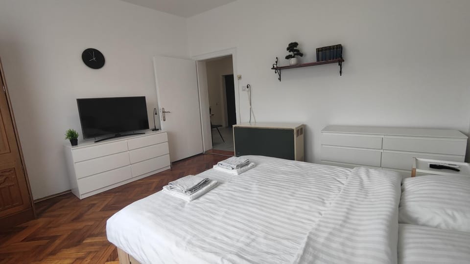 TV and multimedia, Photo of the whole room, Bedroom