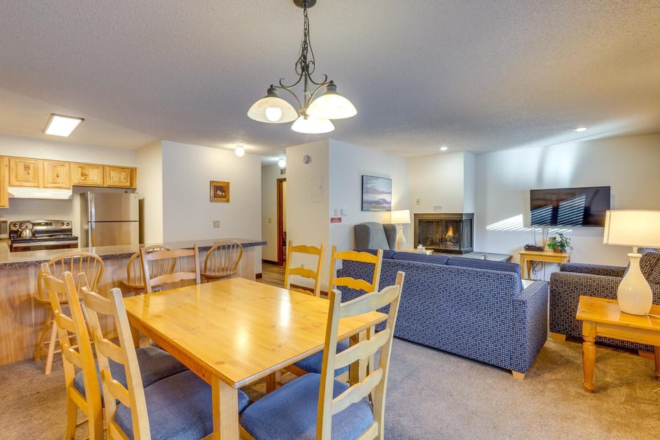 Steps to Free Ski Shuttle! Dtwn Winter Park Condo House in Fraser