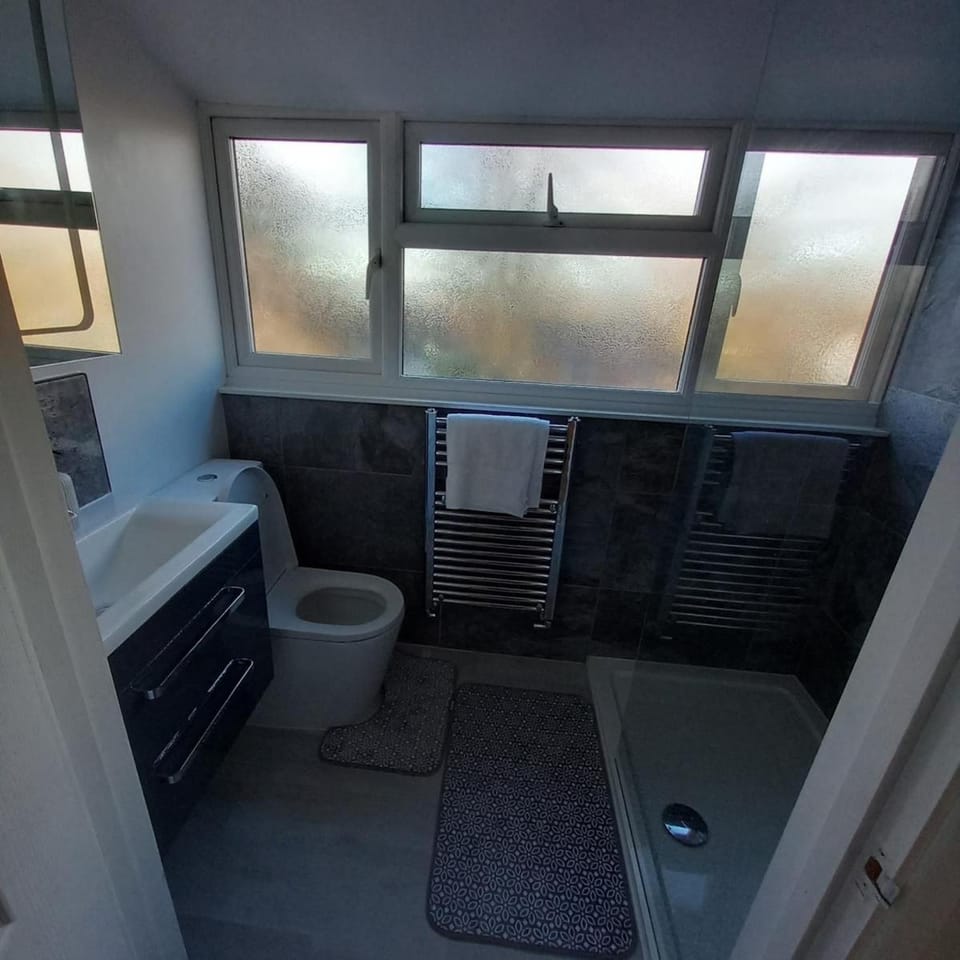 Beautiful, Large, 4 double bedroom home in a quiet conservation area, Sleeps 8, Free parking, House in Nottingham