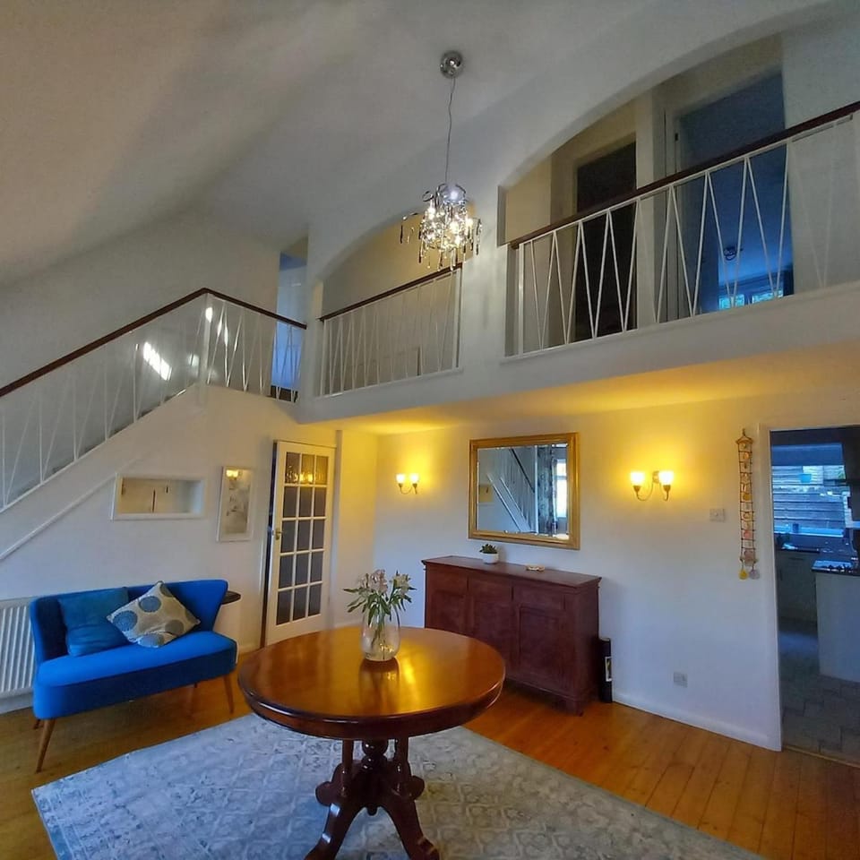 Beautiful, Large, 4 double bedroom home in a quiet conservation area, Sleeps 8, Free parking, House in Nottingham