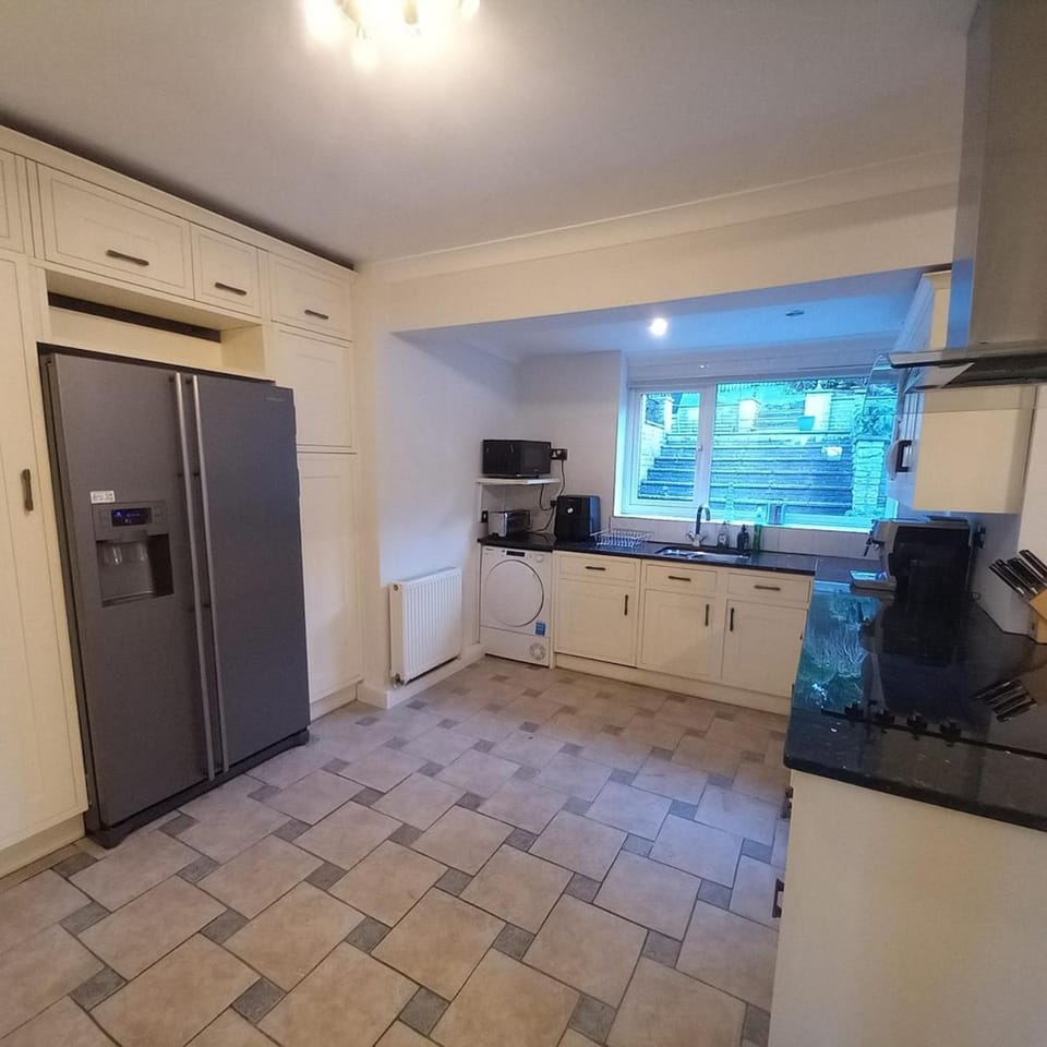 Beautiful, Large, 4 double bedroom home in a quiet conservation area, Sleeps 8, Free parking, House in Nottingham