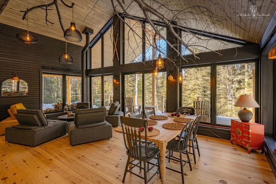TAIGA Luxury Wooden Chalet with Spa & Sauna 3BR 3BA Chalet in La Malbaie