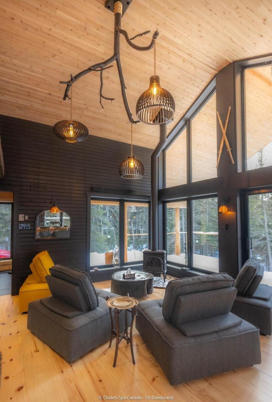 TAIGA Luxury Wooden Chalet with Spa & Sauna 3BR 3BA Chalet in La Malbaie