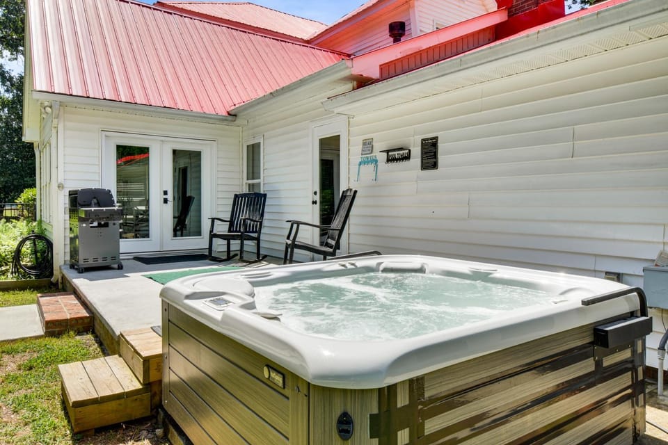 Historic Farmhouse w/ Modern Amenities & Hot Tub House in Lake Hartwell