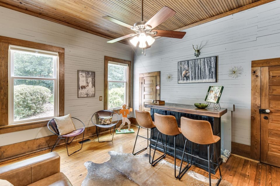 Historic Farmhouse w/ Modern Amenities & Hot Tub House in Lake Hartwell