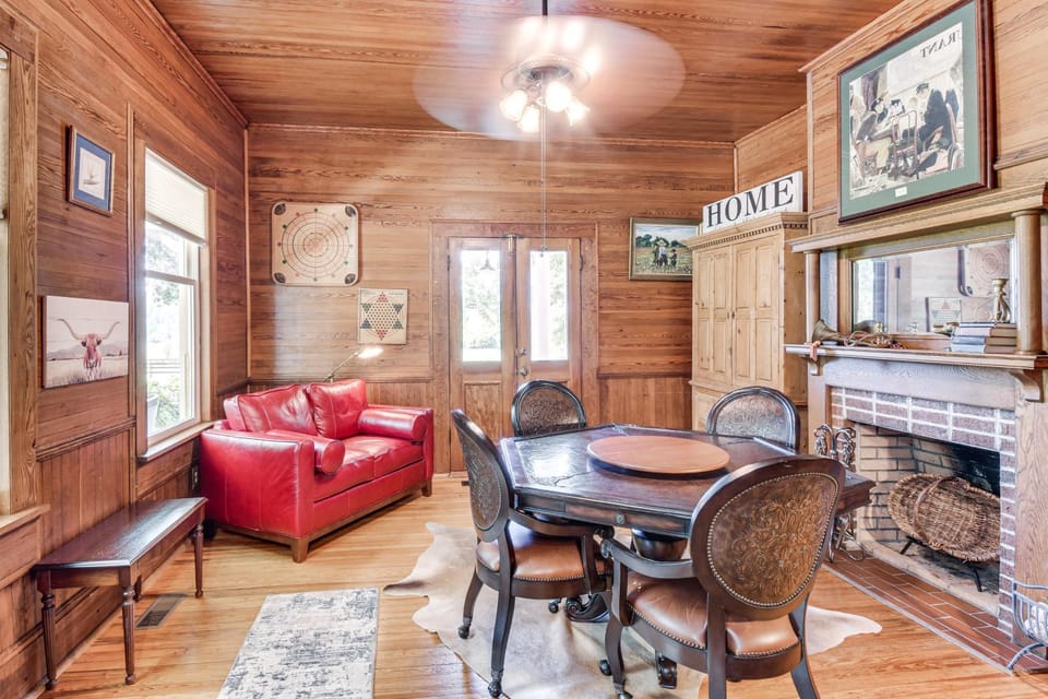 Historic Farmhouse w/ Modern Amenities & Hot Tub House in Lake Hartwell