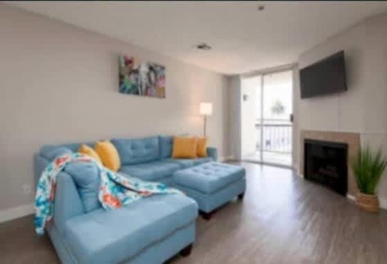 Polished 1BR Hollywood Apt w Rooftop Pool & Views Apartment in Hollywood