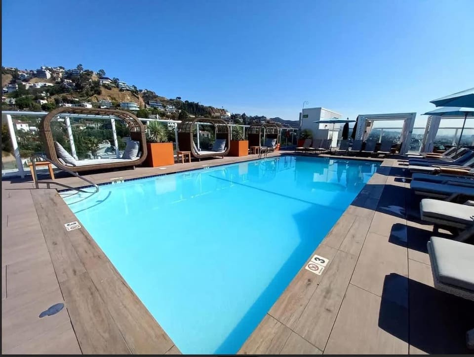 Polished 1BR Hollywood Apt w Rooftop Pool & Views Apartment in Hollywood