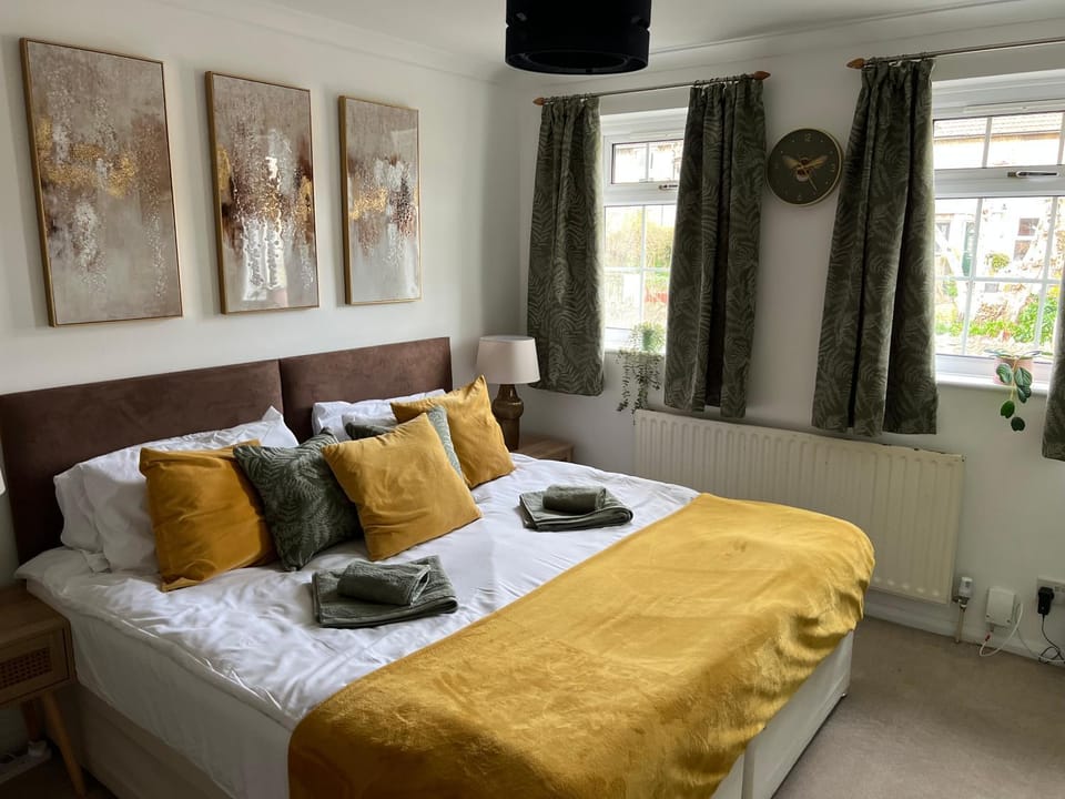 Photo of the whole room, Bedroom