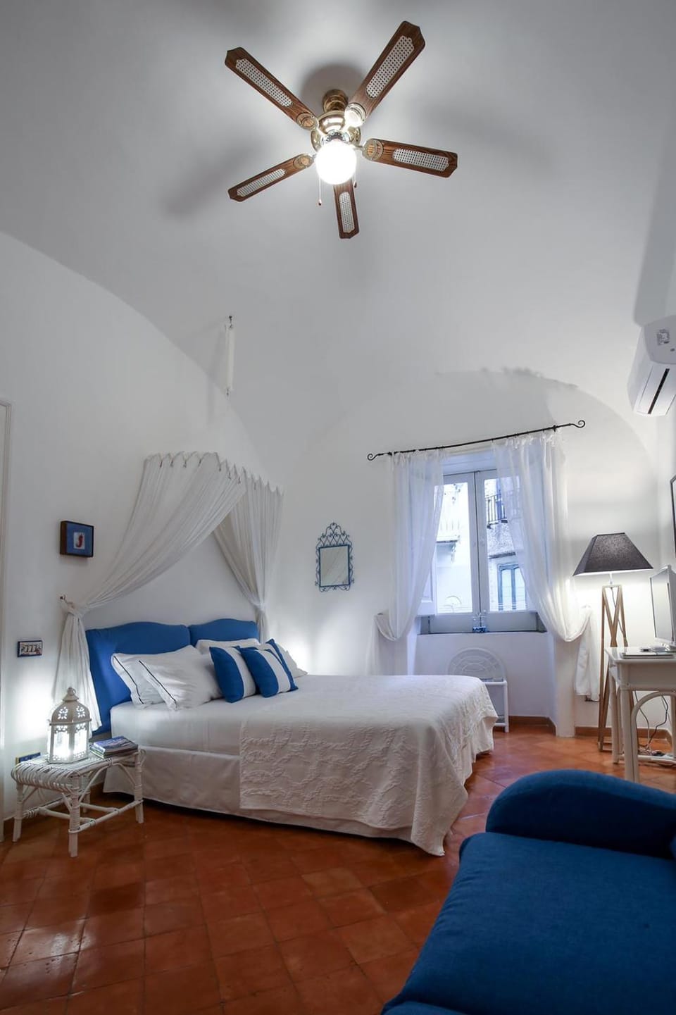 Bed, Photo of the whole room, Bedroom, Quiet street view