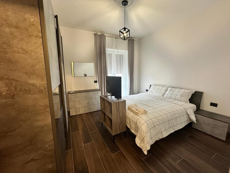 Bed, TV and multimedia, Bedroom, wardrobe