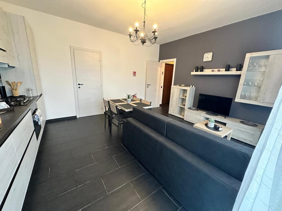 TV and multimedia, Kitchen or kitchenette, Living room, Dining area, oven, stove