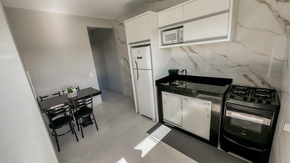 Kitchen or kitchenette, Dining area, oven, stove