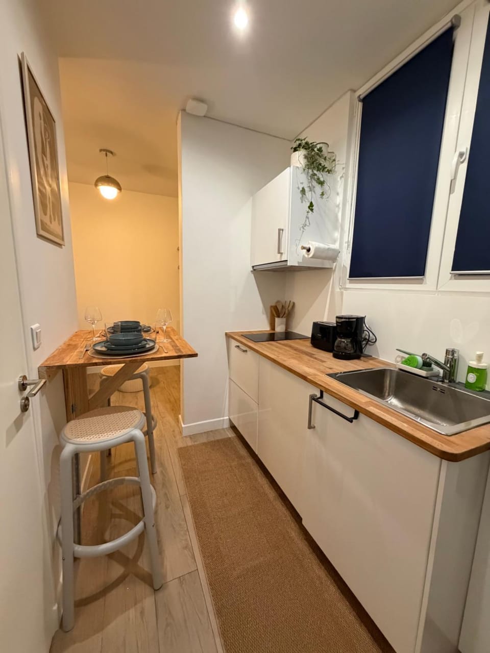 Kitchen or kitchenette, Dining area, stove