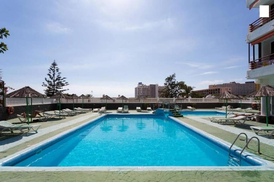 Property building, Day, Swimming pool, sunbed