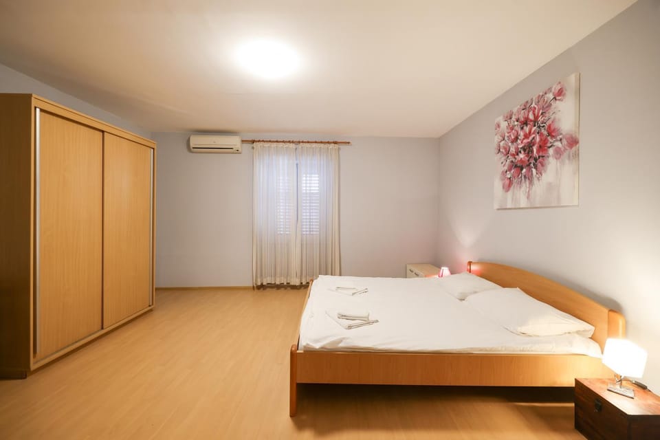 Bed, Photo of the whole room, Bedroom, towels, wardrobe, air conditioner