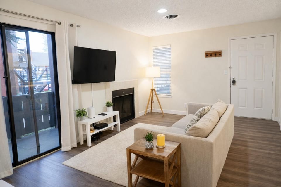 Down Town, Award Winning KING Bed, Self Check-In Apartment in Salt Lake City