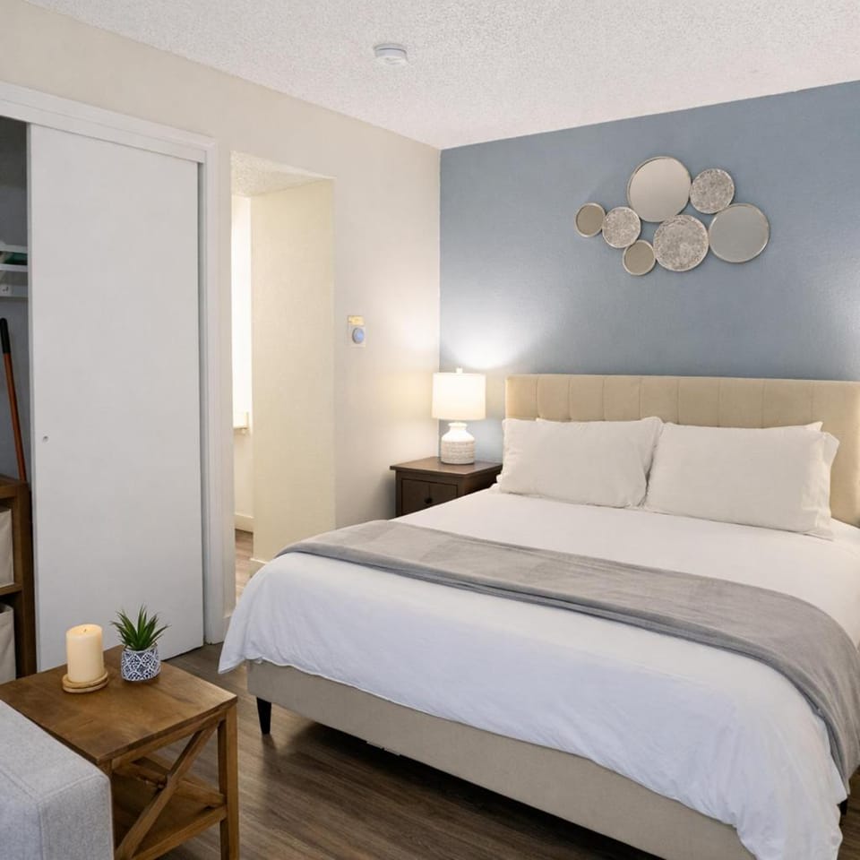 Down Town, Award Winning KING Bed, Self Check-In Apartment in Salt Lake City