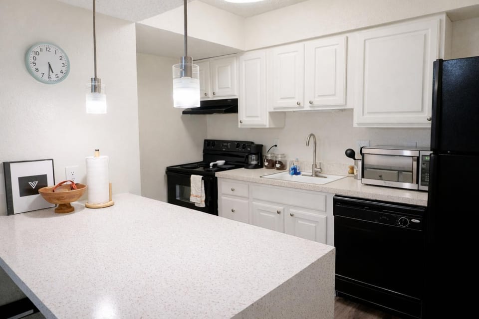 Down Town, Award Winning KING Bed, Self Check-In Apartment in Salt Lake City