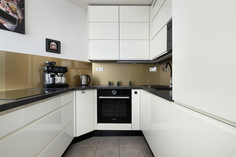 Coffee/tea facilities, Kitchen or kitchenette, stove