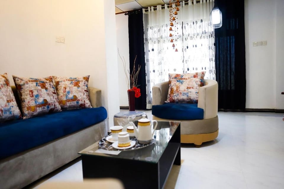 Living room, Food and drinks, Seating area, Dining area