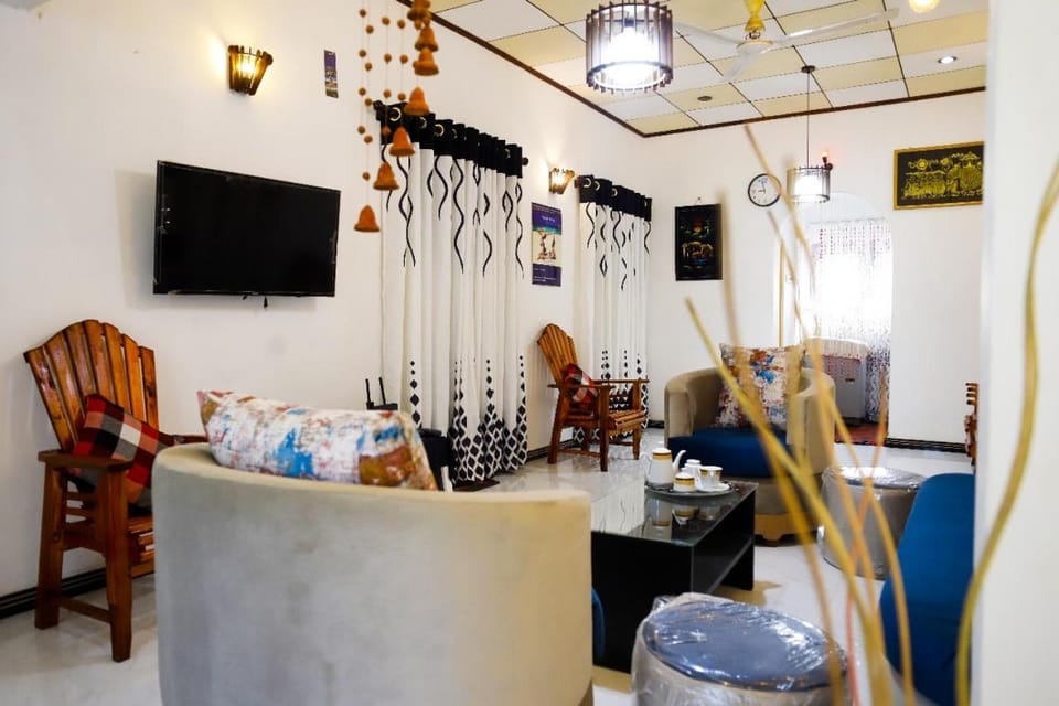 Living room, Seating area, Dining area, Evening entertainment