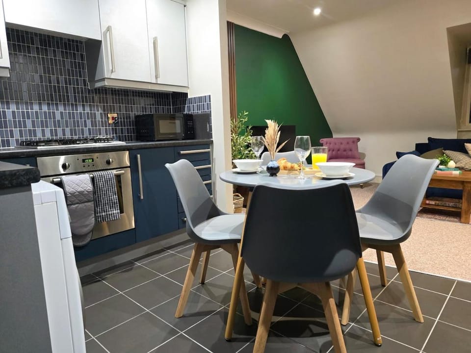 Professionals welcome - Near Town Centre - Free Parking-Sleeps 4 Apartment in Shrewsbury