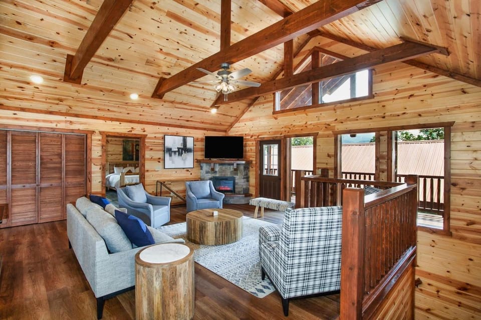 Incredible Smoky Mountain Lodge House in Sevierville