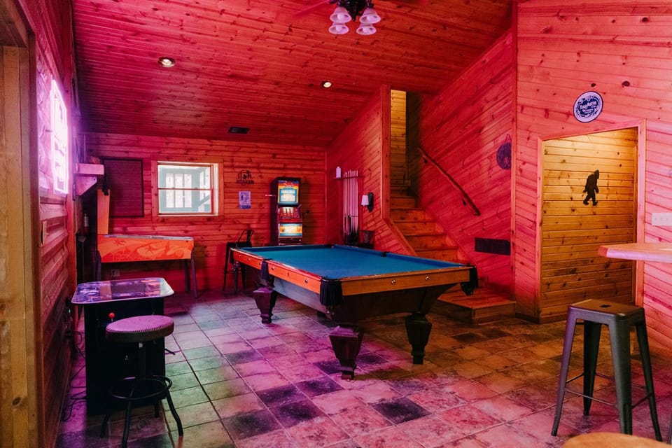 Billiard, Game Room