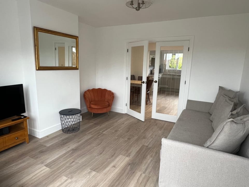 Communal lounge/ TV room, TV and multimedia, Living room, Seating area, Evening entertainment