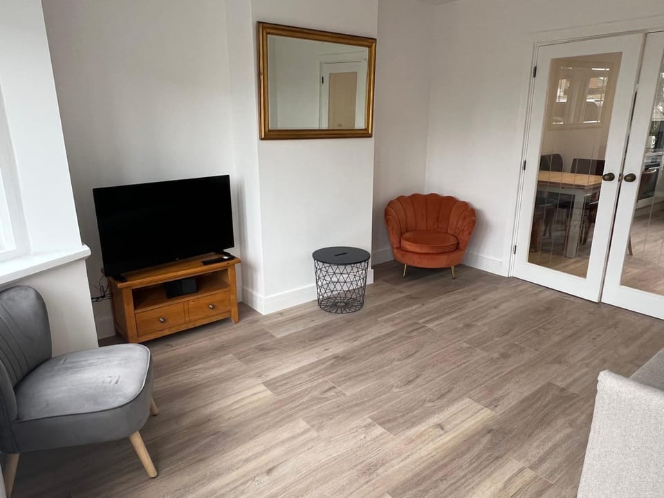 Communal lounge/ TV room, TV and multimedia, Living room, Seating area, Evening entertainment