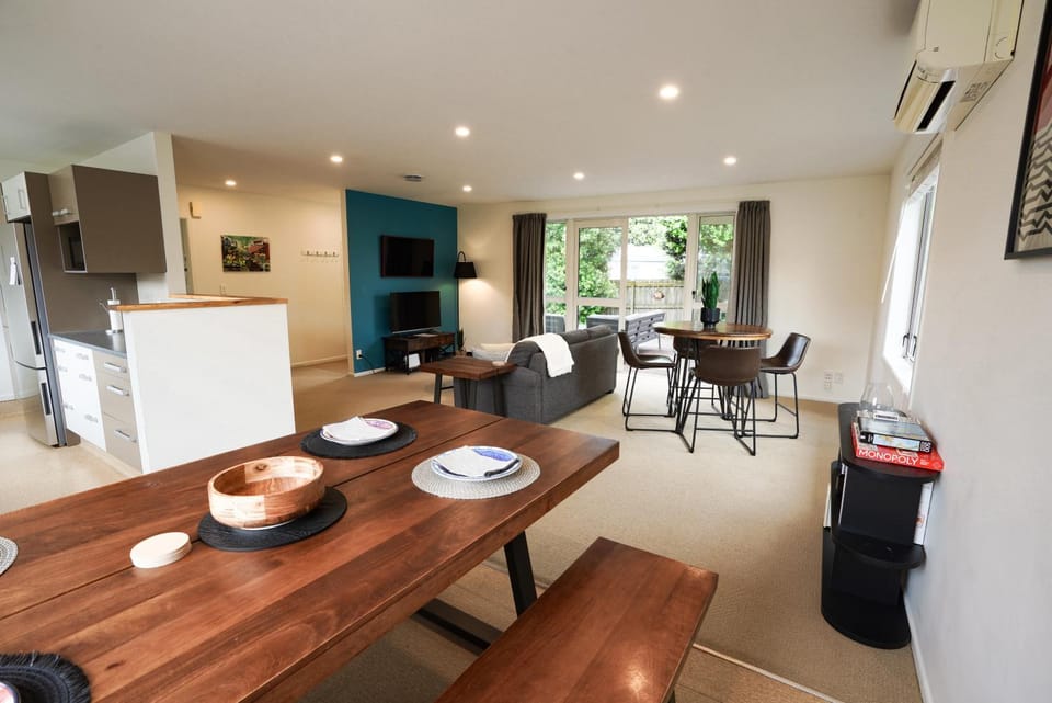Kitchen or kitchenette, Living room, Seating area, Dining area, pet friendly
