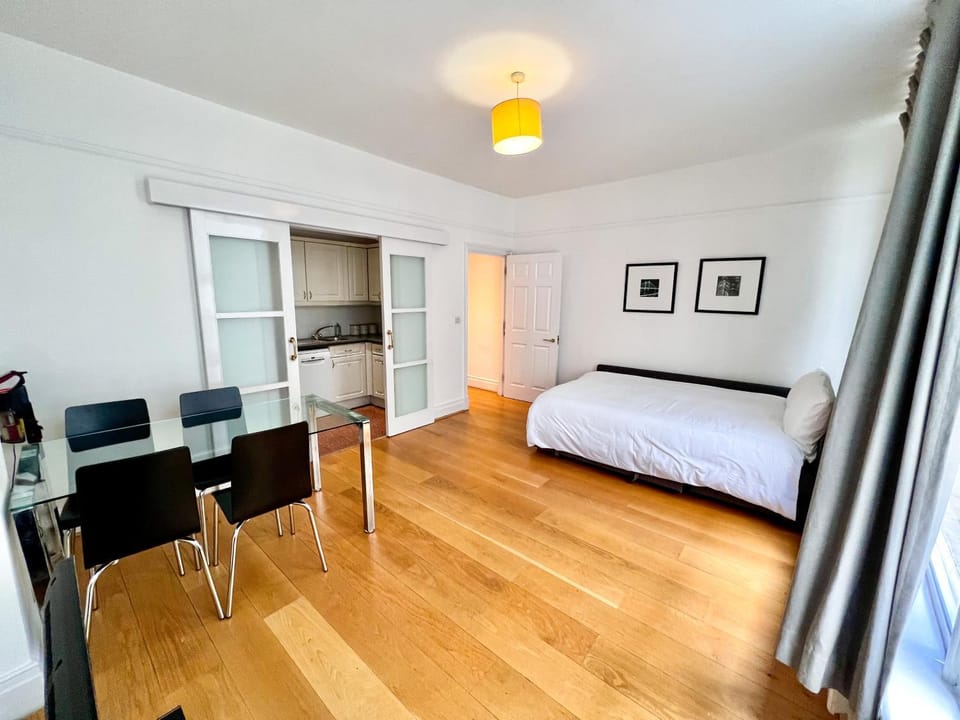 Great Entire Apartment Between West End and St Pauls Cathedral Hotel in London Borough of Camden