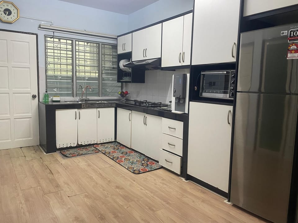 Kitchen or kitchenette, microwave, wardrobe, washing machine, air conditioner