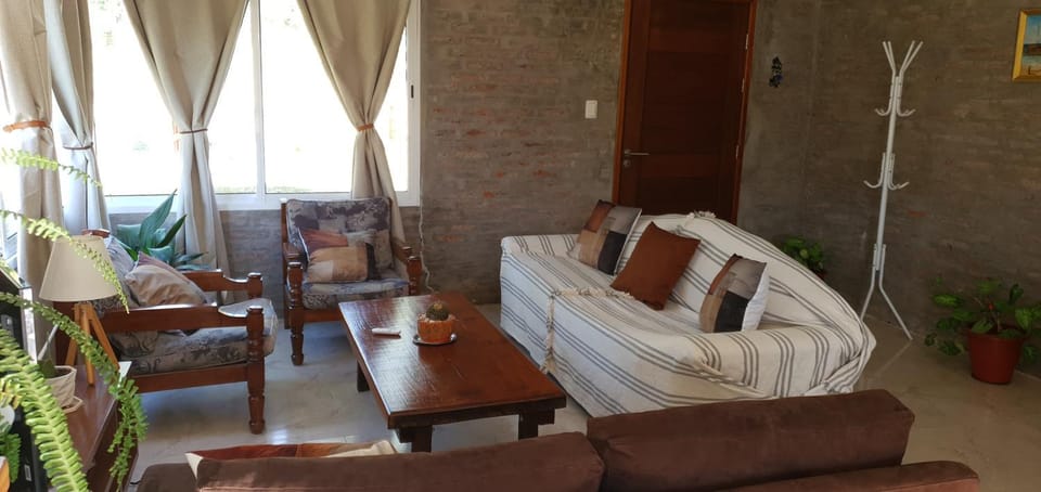 Casa en Punta Colorada con gran fondo y fogón House in Piriápolis
