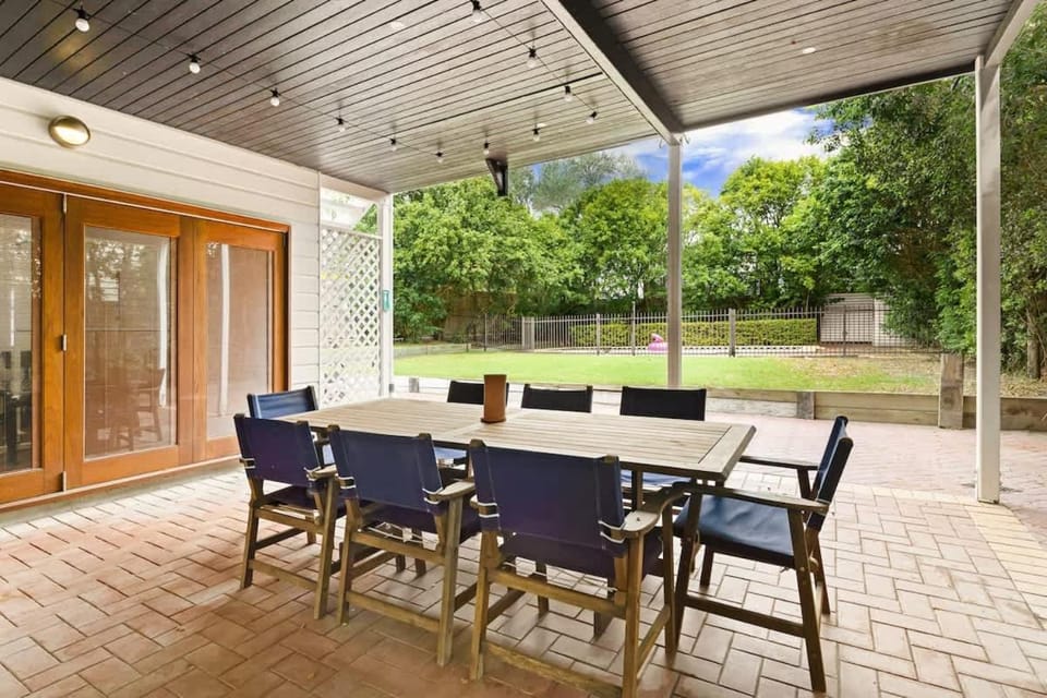 Leafy Hawthorne Haven Pool Gym & City Convenience House in Brisbane