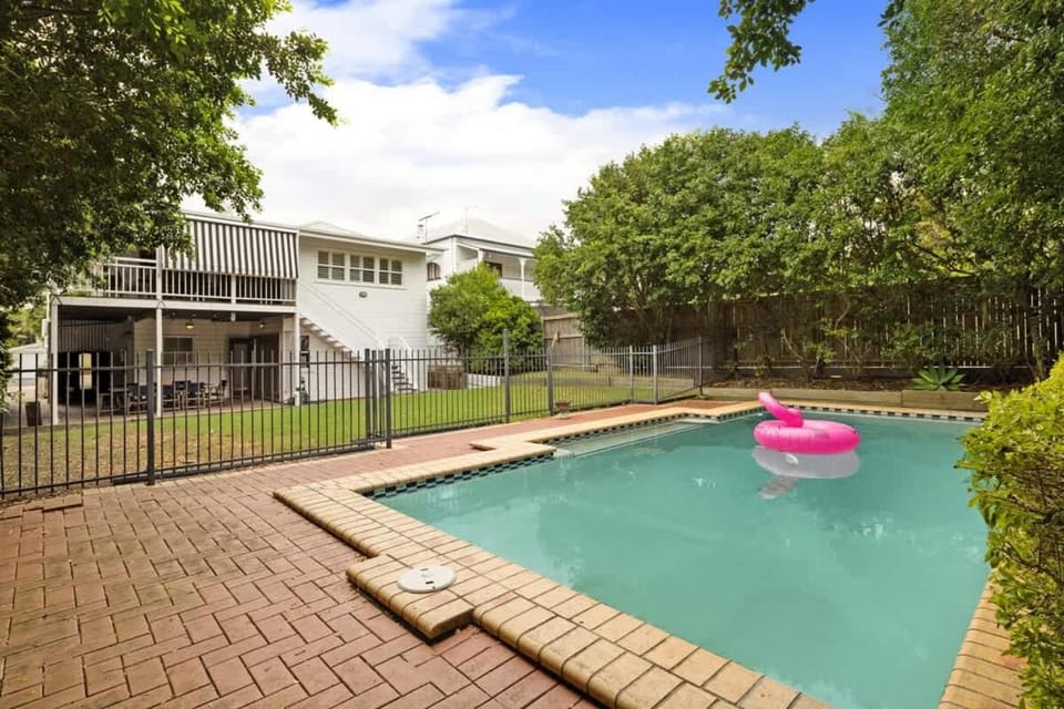 Leafy Hawthorne Haven Pool Gym & City Convenience House in Brisbane