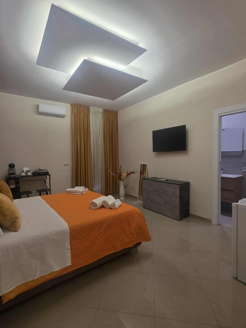 Bed, Photo of the whole room, Bedroom, air conditioner