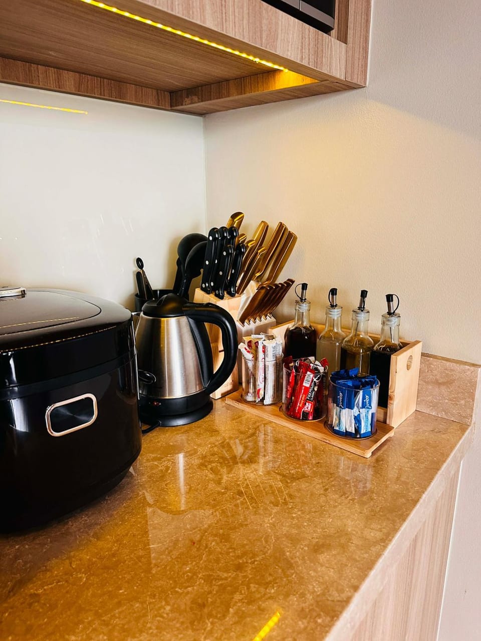 Coffee/tea facilities, Kitchen or kitchenette, stove, toaster