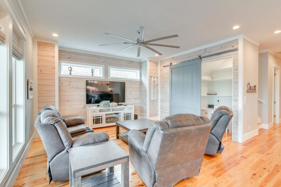 Walk to Beach! Bayfront Port Bolivar Home with Dock House in Texas City