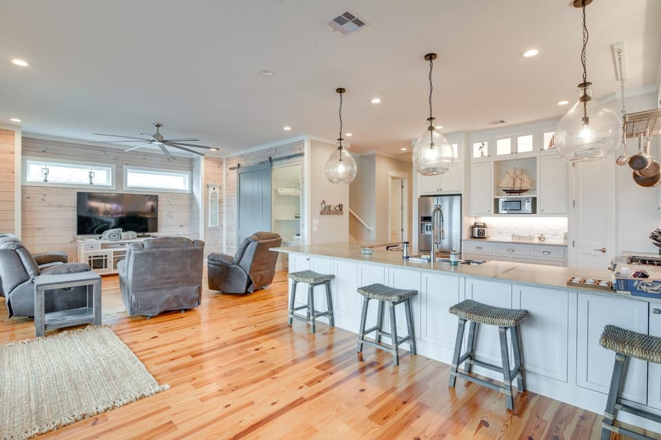 Walk to Beach! Bayfront Port Bolivar Home with Dock House in Texas City