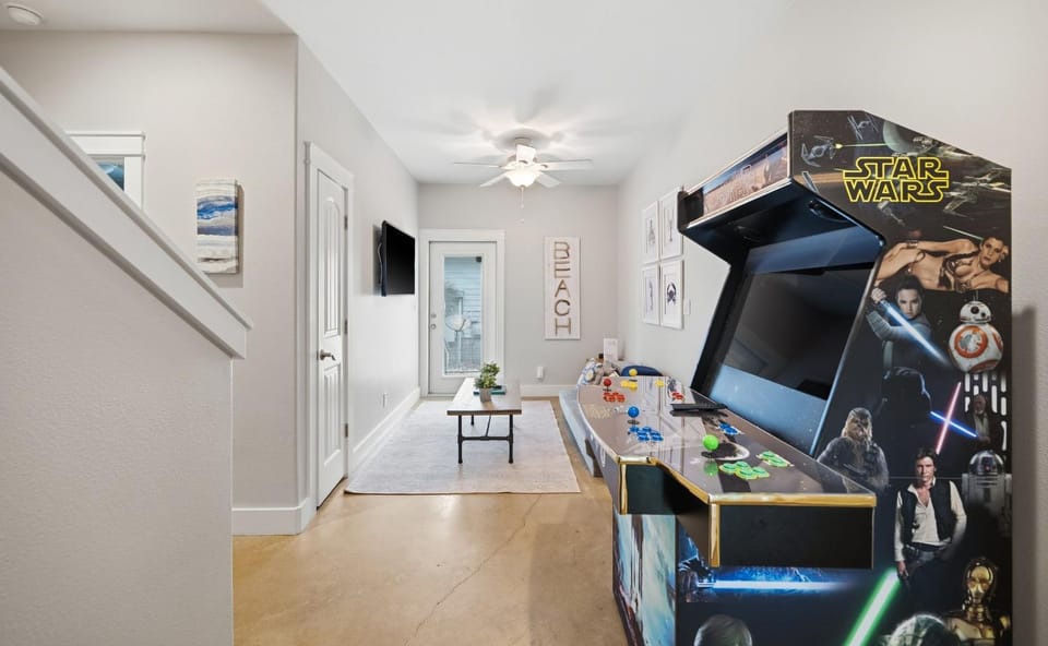 Communal lounge/ TV room, Game Room, TV and multimedia, Entertainment