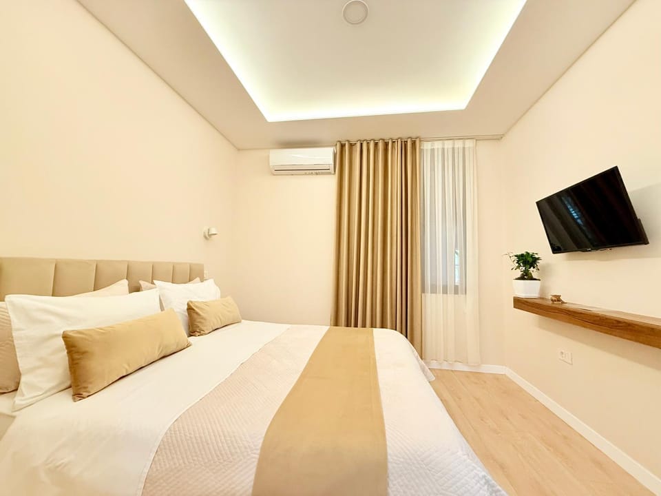 Bed, TV and multimedia, Photo of the whole room, Bedroom, air conditioner