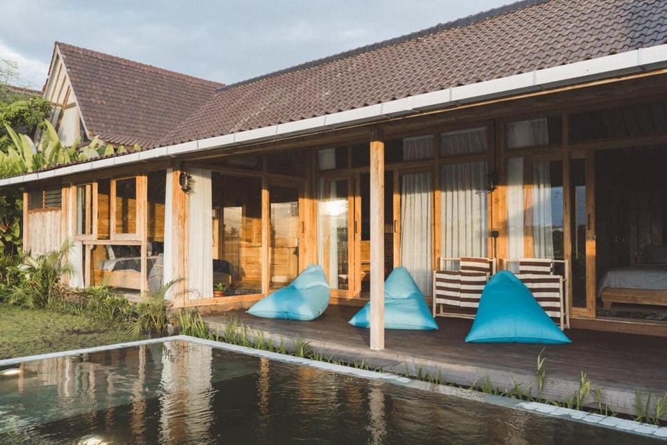Stylish 3BR Wood Villa, Pool, Epic Ricefield View Apartment in Kediri