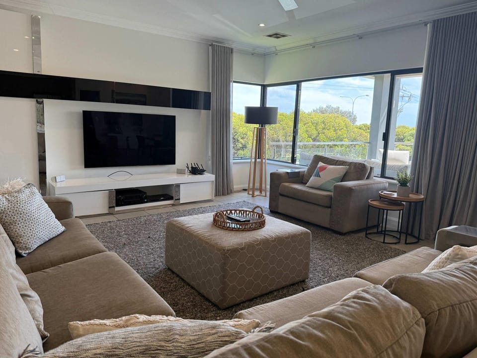 Communal lounge/ TV room, TV and multimedia, Living room, Seating area, Evening entertainment