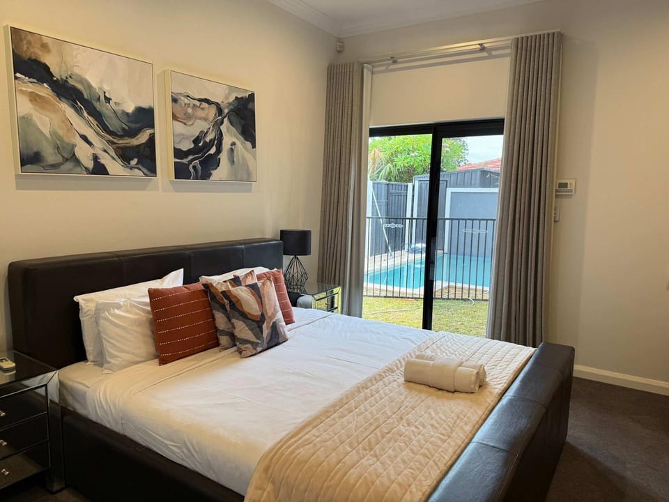 Bed, Photo of the whole room, Bedroom, Pool view, Swimming pool, towels