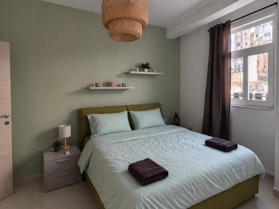 Bed, Bedroom, towels