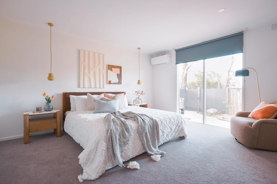 Bed, Living room, Photo of the whole room, Seating area, Bedroom, towels
